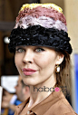 (Uliana Sergienko) 在2011秋季巴黎高级定制时装周秀场外展示美帽！