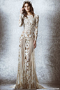 Zuhair Murad 2015 秋冬婚纱系列，没有多余的颜色，刺绣与蕾丝也能展现低调的奢华。#时尚新娘# #性感唯美婚纱# @成都上锦婚纱定制