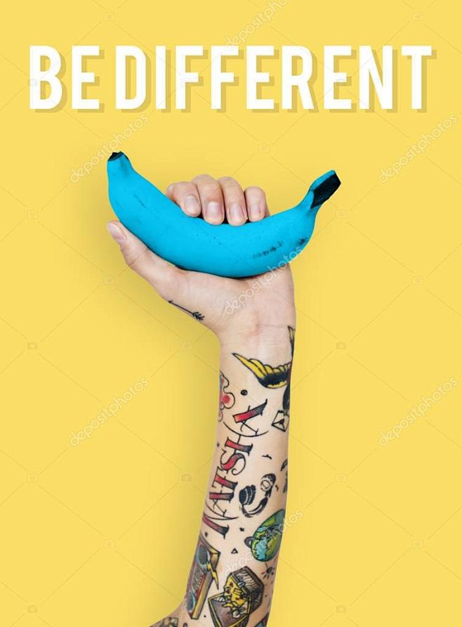 纹身的手控股香蕉。不同的概念