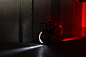 自行车爱好者，有福利了哦。现在介绍的这款超酷的自行车照明系统，应该可以说绝对秒杀你们先前所见的各种照明设备。它由前后两个被固定在车轮上的LED发光圆环组成，固定在前轮的为白色光用来提供比传统自行车灯更好的照明，后轮上的是更加醒目的红色警示光让每次夜间骑行更加安全。在自行车的叉头处也安装了一个小东西用来为LED光组提供车轮旋转的方向和速度信息，这样一来整个照明系统的开和关就全由车轮的转速决定，非常智能、方便。