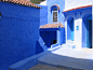 走进摩洛哥神秘蓝色小镇
Shefshauen是摩洛哥西北部一个小镇，当地至今仍保留着15世纪时的蓝色房子。远眺小镇并不见大片的蓝，当一步步沿着街道上的拱形土墙门拾阶而上时，才真切感觉到了蓝城之魅，铺天盖地，蓝得几乎使人窒息！

　　据悉，这个小镇在1471年被人所发现，但直到1920年才有3个人到这里游览。而今天的Shefshauen成为了游人喜欢的地方，它仍保持着过去的一切。

