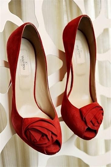 浪漫高贵的大红色婚鞋　　
红玫瑰是坚贞不...