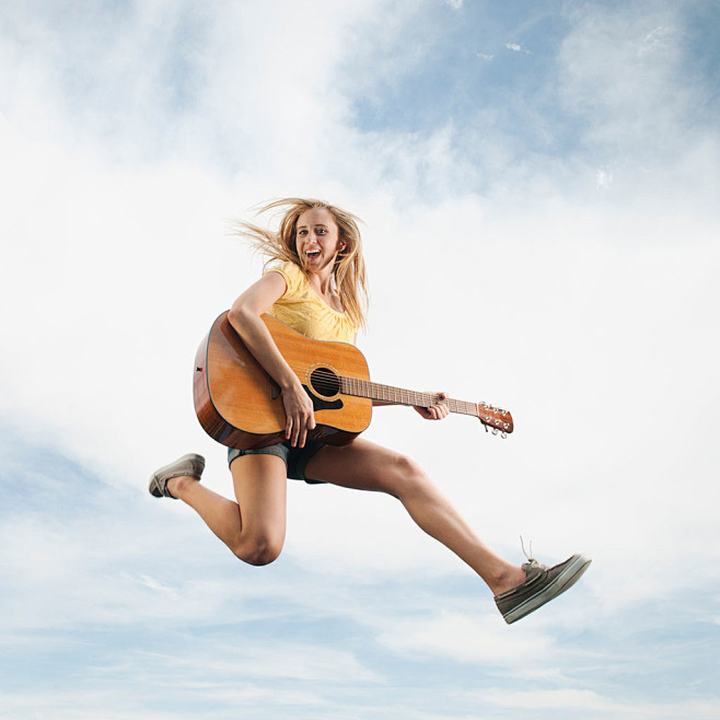 白人女性,跳跃,半空,弹吉他-人物素材