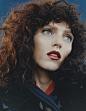 超模 Anja Rubik（安雅·卢比可）为《Vogue》杂志法国版2015年12月/2016年1月号拍摄一组色彩明丽复古且充满乖张文艺气息的时尚大片，摄影师 Harley Weir 执镜。 #模特#