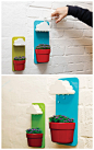 「Rainy Pot」是带云状水过滤器的壁挂式花盆，模拟雨滴给植物浇水，让盆栽享受大自然的滋润。设计师Jeong Seungbin，2013红点奖作品。