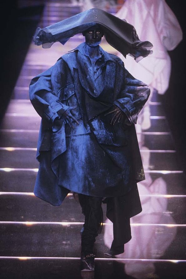 John Galliano 担任高级定制...