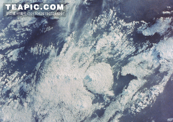 卫星航拍白色云层下的海洋