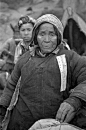 太饿了，只能吃树皮! 也没有家！1943年美国《时代》白先生报道河南拍摄的饥民。