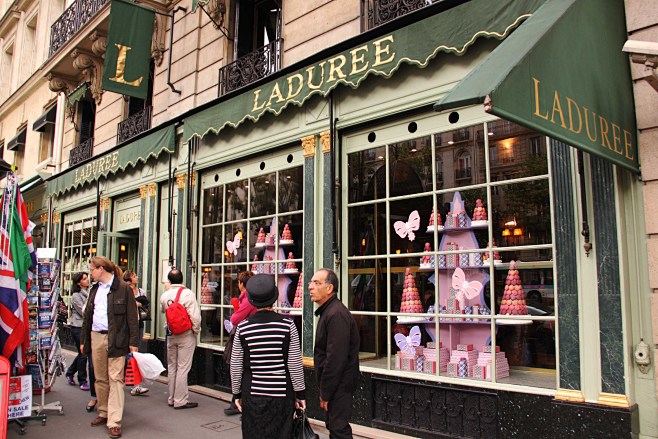 玛德莲教堂附近汇集了全巴黎最高级的食品店...