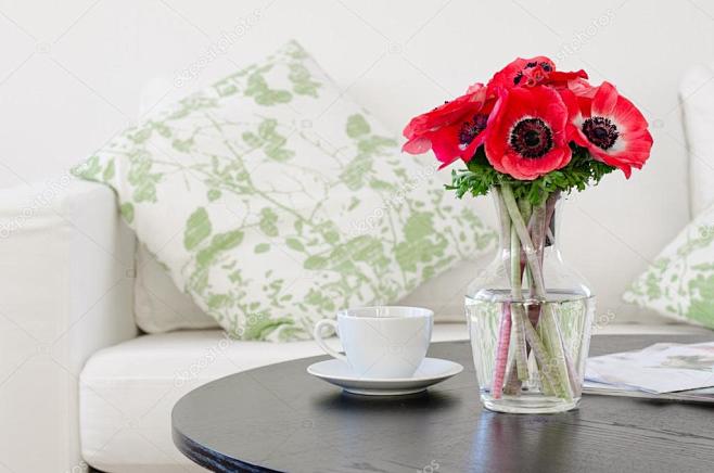 在现代白色客厅-家居装饰红色花的花瓶