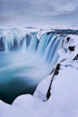 【冰岛•上帝瀑布】发源于瓦丁纳耶卡尔冰川，上帝瀑布最大的特征就是呈现中轴对称，而那个中轴就是中间那条细细的独立小瀑布，属于神来之笔啊，难怪要形容为上帝，这又是一件自然艺术品。 #摄影# #美圖分享 # #美景#
