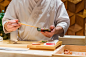 日本料理的主厨在寿司吧制作寿司图片下载