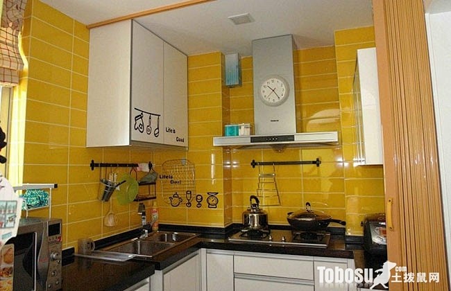 亮色温馨厨房实景图—土拨鼠装饰设计门户1