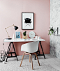 escritorio con muro rosado