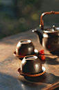 【茶悟】 茶，普通而有淡雅，它归隐、静。它没有酒一样疯狂、豪爽、勇猛；没有花一样清香泗溢，妖娆；更没有咖啡一样有小资 情调、浪漫、优雅；它却蕴藏着丝丝缕缕，点点滴滴远高红尘俗事的隐逸。