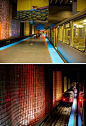 全球九条最迷人地铁【8.芝加哥的奥黑尔地铁站(美国)】地铁两侧的墙壁极具曲线美，墙上的玻璃块在灯光的照射下五彩缤纷，不光照亮了站台，还吸收了站里发出的噪声。芝加哥的奥黑尔地铁站建于1984年，从站台上能看到机场候机楼。站台上的楼梯和自动扶梯穿过一个模拟飞机机身的灰色金属墙，可把旅客送到检票处和到达机场候机楼。