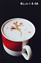 【樱花树卡布奇诺】 

         试图画樱花树的感觉，艺术天分实在是低，搞不定了，看着似像非像的。        卡布奇诺我很少做，它和拿铁不太相同，是先在杯中加入奶泡，再将咖啡从奶泡中央倒入，咖啡和牛奶的混合没有拿铁来得充分，喜欢喝黑咖啡的筒子应该会喜欢卡布奇诺。        这次咖啡的做法也很简单，下面就看图说话吧。                    【原料】：意式浓咖啡：30ml糖浆：10ml牛奶：250ml巧克力酱：适量草莓糖浆：适量        【......
