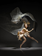 美国摄影师Lois Greenfield在他的第三本摄影集Moving Still中，以镜头记录了全球最具才华洋溢的舞者的舞姿