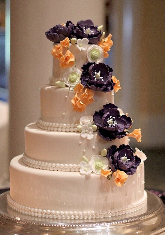 不同花朵装饰的婚礼蛋糕