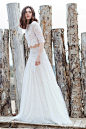 来自希腊的婚纱品牌Christos Costarellos 2016新款婚纱系列LookBook，本季系列品牌主打两件式婚纱设计，设计灵感源自波西米亚风格，海边的复古浪漫与优雅格调