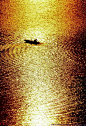 横越大海 —— 夕阳西下，金星高照，  好一声清脆的召唤！我盼望见到我的舵手，当我横越了大海。