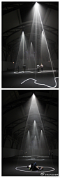 柏林汉堡火车站美术馆主展厅，每次总能见到一些体量巨大令人震撼的作品。这次是旅居纽约的英国艺术家安东尼•麦考尔（Anthony McCall）的个展“5分钟的纯雕塑”。平常亮堂展厅布置成黑屋子，光束从圆形穹顶投射到地面，形成数个高大、具有立体效果的光的变形体，或圆锥体，或椭圆形，迷幻并极具气势。