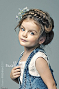 米兰·库尔尼科娃(Milanna Kurnikove)，精灵一般标致灵巧的孩子，是时下最红的童装小模特儿…看小妞小小年纪就这么有镜头感，眼睛像宝石一样美~你被萌到了吗?
