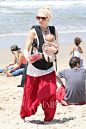 当地时间6月24日，格温·史蒂芬尼 (Gwen Stefani) 与丈夫带着孩子们在圣塔莫尼卡的海滩玩耍，由妈咪抱着看哥哥们嬉戏的的Apollo乖乖惹人爱
