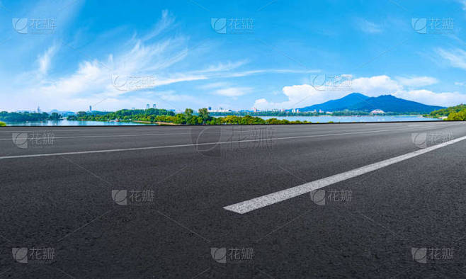 空旷的柏油路广场和蓝色下的自然景观