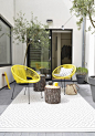 De subtiles touches de jaune dynamisent cette petite terrasse contemporaine: