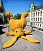 黄色兔子造型的大比例雕塑是设计师为厄勒布鲁夏天两年一度的公开艺术展而设计的，动用了超过25名志愿者和工匠。在空旷的广场上，兔子雕塑紧邻engelbrekt纪念碑。成了广场上的焦点，挑战着人们对于城市里公共场所功能的传统观念。黄色兔子雕塑是在木制支架上添加了当地的木瓦组成的，雕塑的整个造型看上去就像这只巨大的长毛兔是被整个扔到这个广场中央的，而非设计师精心搭建成的。