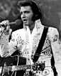 猫王 Elvi Aron Presley（1935-01-08至1977-08-16）美国摇滚乐史上影响力最大的歌手，有摇滚乐之王的誉称。20世纪50年代，猫王的音乐开始风靡世界。他的音乐超越了种族以及文化的疆界，将乡村音乐、布鲁斯音乐以及山地摇滚乐融会贯通，形成了具有鲜明个性的独特曲风，强烈的震撼了当时的流行乐坛，并让摇滚乐开始如同旋风一般横扫了世界乐坛。