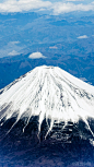 《竹取物语》中、日本武士在富士山燃烧灵药，以求长生不死，故而此山又被称为“不死山”或“不尽山”。根据平安时代《更级日记》记载，当时一些人甚至以为富士山神、可以决定朝廷次年的人事更替。——富士山#日本