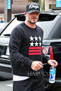当地时间7月15日，大卫·贝克汉姆 (David Beckham) 收工后穿星星图案卫衣在Brentwood外出。
