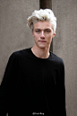 #午间男友# 上个月男装周最红的银发小鲜Lucky Blue Smith，16岁，身长1米9，做模特之余，他还和三个姐姐（有两个身高1米78，同样也是模特，同样美炸）一起组了个乐队，Lucky负责打鼓，酷成这样，还有没有人管了，谁家的男票，速来认领！