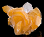 [“橘子冰”] 方解石晶体和白水晶的结合体。生长环境的周围有赤铁矿，对其染色所形成的形成橘黄色，像极了橘子沙冰，有木有？