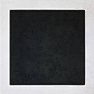 ▲卡西米尔·塞文洛维奇·马列维奇《白底上的黑色方块》，1915年。这是至上主义的第一件作品，标志着至上主义的诞生。马列维奇在一张白纸上用直尺画上一个正方形，再用铅笔将之均匀涂黑。这一极其简约的几何抽象画，画中所呈现的并非是一个空洞的方形。它的空无一物恰恰是它的充实之处，黑色孕育着丰富的意义。