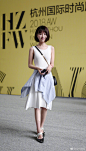 5月18日，杭州国际时尚周街拍更新，叔的同事白裙配上蓝衬衫，知性美！ ​​​​