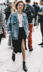 Street style look com saia midi, jaqueta jeans e botas