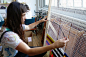 她在工作室放了一台织布机，用来创造异想世界_设计_好奇心日报