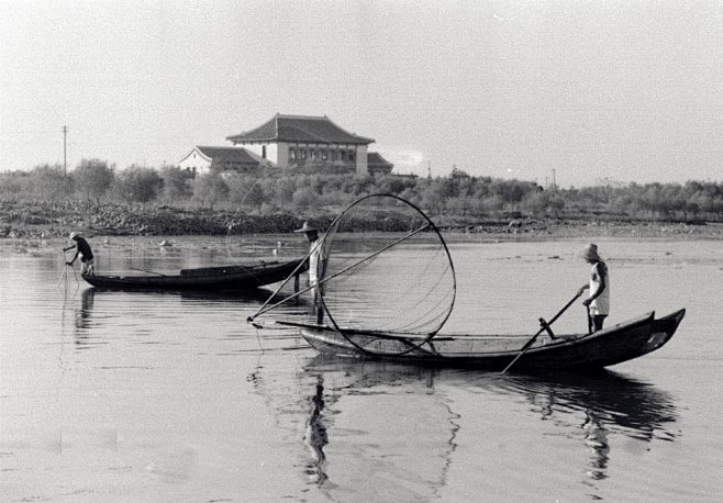 1959年来自东德的中国访问团用他们的相...