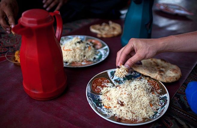 手抓饭是经典的阿富汗特色美食