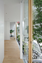 绿色环抱住宅 Green Edge House by mA-style Architects - 灵感日报 : mA-style Architects在日本Sizuoka 县藤枝市（Fujieda）一块住宅用地上设计了一座四周无窗的住宅——Green Edge House。虽然住宅四周被白白的墙面包围，然而在白墙的立面却围绕了一圈种满绿色植物的“景观带”。而白墙并非顶天立地的矗立在建筑周边，而是上有天堂，下有地的悬在半空……