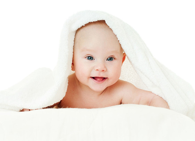 微笑的宝宝与浴巾图片