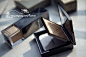 BURBERRY sheer foundation系列，一个luminous compact foundation，一个luminous fluid foundation，大约就是翻译成“光彩粉饼”，“亮采粉底液”

