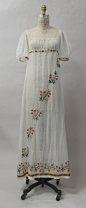 服装，约1805年的法国，棉花，羊毛，金属。在大都会艺术博物馆收藏