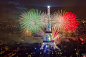 当地时间7月14日，法国国庆节，埃菲尔铁塔被烟花照亮。
