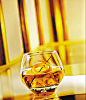 上海 SHANGHAI；材料：
黑色兰姆---------------1/2 
茴香酒-----------------1/6 
石榴糖浆---------------1/2tsp 
柠檬汁-----------------1/3 
用具：调酒壶、鸡尾酒杯
做法：
1.将冰块和材料倒入调酒壶中摇匀。 
2.倒入杯中即可。 
    上海曾沦为欧美各国的租界地，一名魔都，这种鸡尾酒就是以它命名，黑色兰姆独特的焦味配上茴香利口酒的甜味，调制出口味复杂的上海鸡尾酒，它是以革命前的上海为形像命名的。每一个国家都有