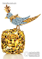 顶级彩色珠宝
站在世界最大的黄钻上
 
　　1956年 Tiffany& Co.铂金及18K黄金镶黄钻
　　入选理由：Jean Schlumberger的加入对Tiffany 来说无疑是拥有了一个宝藏。他的设计不仅助Tiffany步入新阶段，更是开创了自己独特的华丽风格，时至今日Tiffany的高级珠宝设计中依然根据Jean Schlumberger当年的设计手稿作为灵感来源。“石上鸟”是Jean Schlumberger的代表作，也是Tiffany华贵珠宝系列的缩影。这枚重达128.54