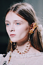 Rodarte S/S 2017 Jewelry｜设计师管花仙战神们环绕耳廓脖间的新配饰为“Earlace”，一个从Earing和Necklace衍生出来的新事物～既鬼魅又精灵